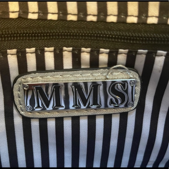 Beautiful MMS Design Studio silver quilted clutch with twist lock ❤️ - Picture 3 of 15